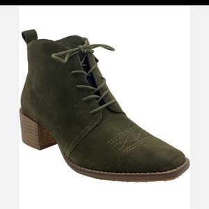 Kelsi Dagger NWOT Suede Lace Up Ankle Boots with western stitching. Size 7.5